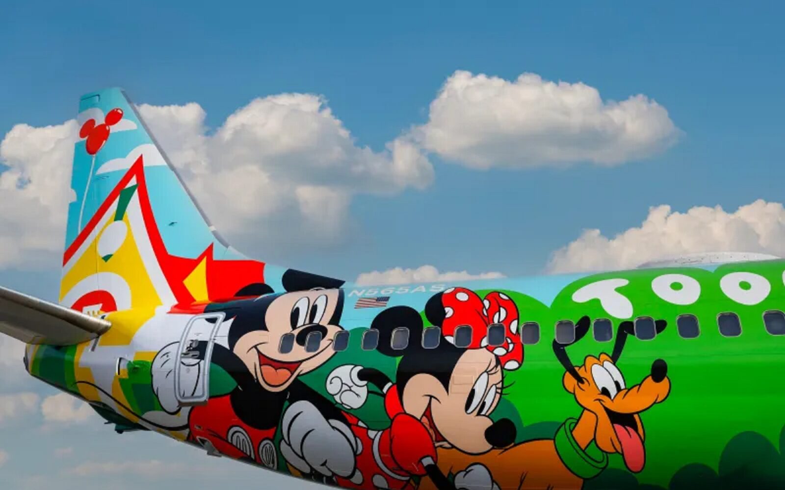 Alaska Airlines wprowadza na rynek nowy, ręcznie malowany samolot 737 inspirowany Myszką Miki